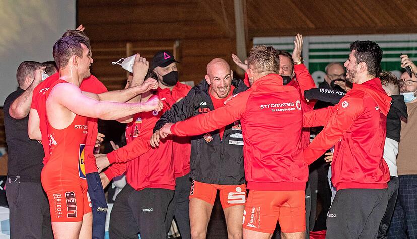 Die Red Devils Heilbronn um Frank Stäbler (Mitte) haben die erste Playoffrunde mit Bravour überstanden. Erstmals in dieser Saison wurde in der mit 300 Zuschauern besetzten Römerhalle nach einem Sieg ausgelassen gefeiert.
Foto: Andreas Veigel