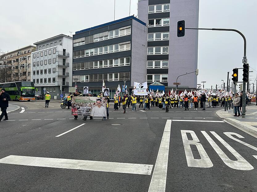 Mehrere Menschen sind am Montag, 10. Februar, bei einer Kurden-Demonstration durch Heilbronn gezogen. Mehrere Menschen sind am Montag, 10. Februar, bei einer Kurden-Demonstration durch Heilbronn gezogen.