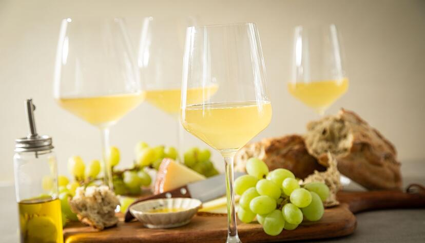 Was passt dazu? Zum trüben weißen Naturwein etwa Ciabatta, Manchego, Olivenöl und Trauben. Was passt dazu? Zum trüben weißen Naturwein etwa Ciabatta, Manchego, Olivenöl und Trauben.