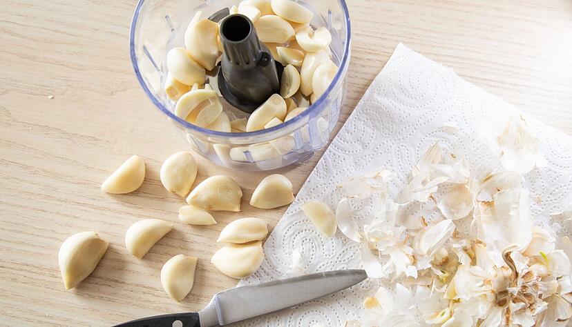 Schritt 1: Knoblauch sch&auml;len.