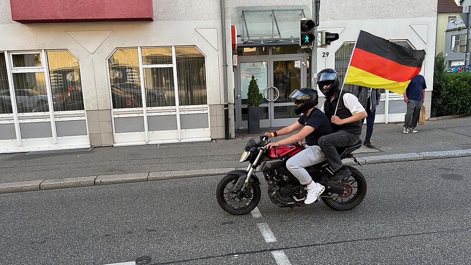 Selbst auf Zweirädern findet die deutsche Fahne Platz.