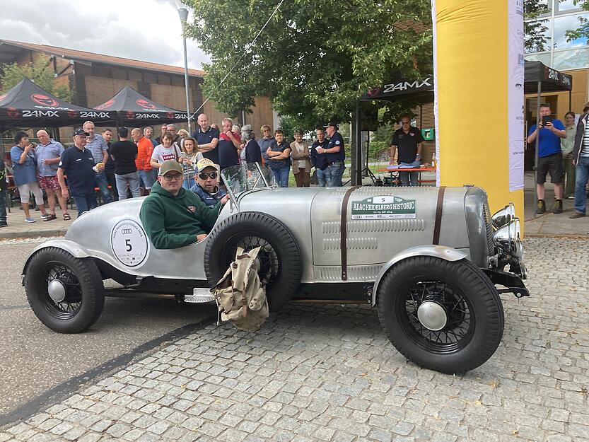 Oldtimer bei der Heidelberg Historic: mit teils röhrenden Motoren geht's voran.