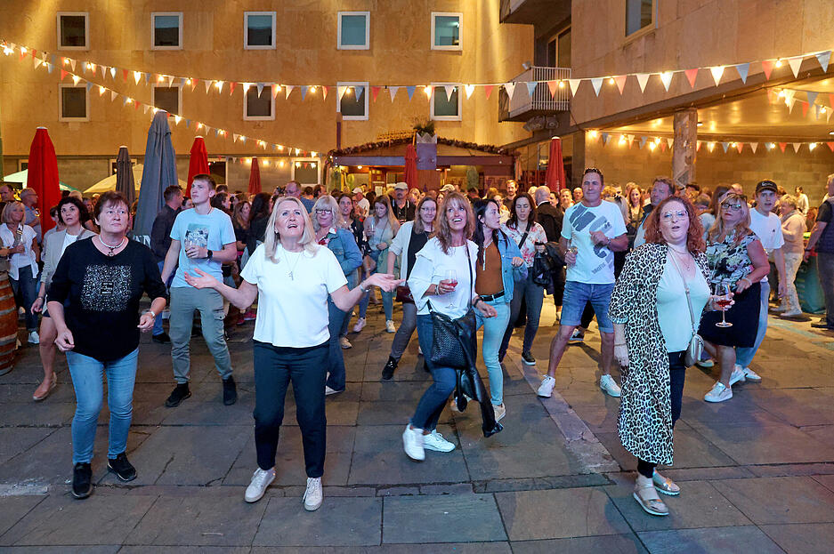 Die Musik verleitet etliche Besucher des Heilbronner Weindofs am zweiten Weindorf-Donnerstag zum Tanzen.