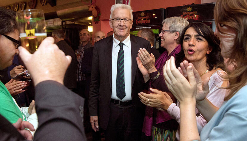 Im urbanen Raum schnitten die Grünen, hier Ministerpräsident Winfried Kretschmann bei einer Wahlparty der Grünen in der Stuttgarter Kneipe Schlesinger, besser ab als im ländlichen Raum. Foto: dpa