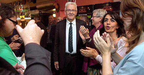 Im urbanen Raum schnitten die Grünen, hier Ministerpräsident Winfried Kretschmann bei einer Wahlparty der Grünen in der Stuttgarter Kneipe Schlesinger, besser ab als im ländlichen Raum. Foto: dpa