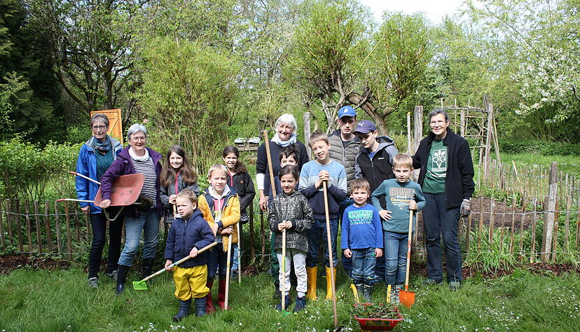 Das Jugendgruppen-Team des Obst- und Gartenbauvereins Hausen ist regelmäßig auf dem Grundstück am Radweg zwischen Hausen und Lauffen im Einsatz.