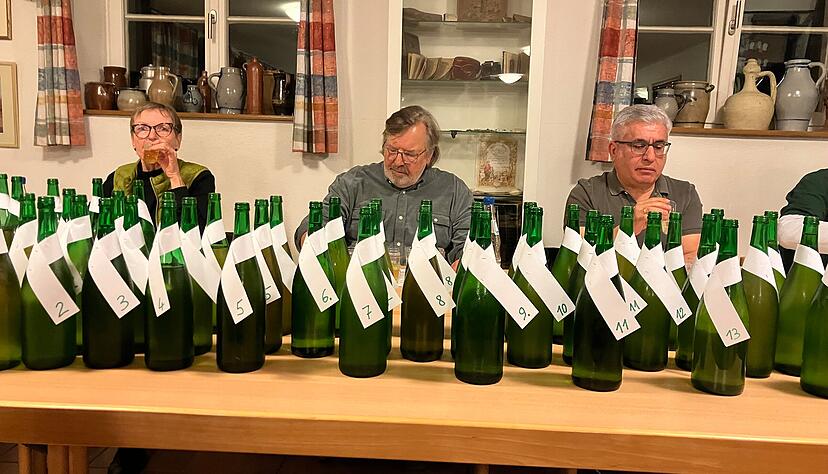 Wer macht den besten Richener Most? Die Jury w&auml;hlt aus 15 Proben aus.