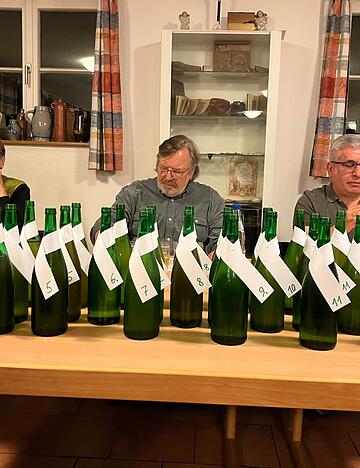 Wer macht den besten Richener Most? Die Jury w&auml;hlt aus 15 Proben aus.