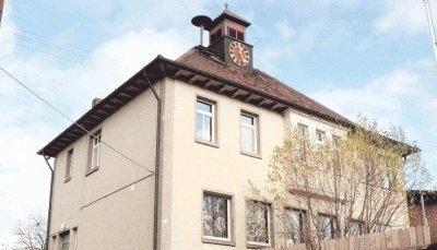 Das Schulhaus in Bittelbronn soll auch k&uuml;nftig Freizeitsportlern und Feierwilligen zur Verf&uuml;gung stehen. Dazu wird der Eingang verlegt und das Erdgeschoss umfassend saniert.Foto: Cordula D&uuml;rr