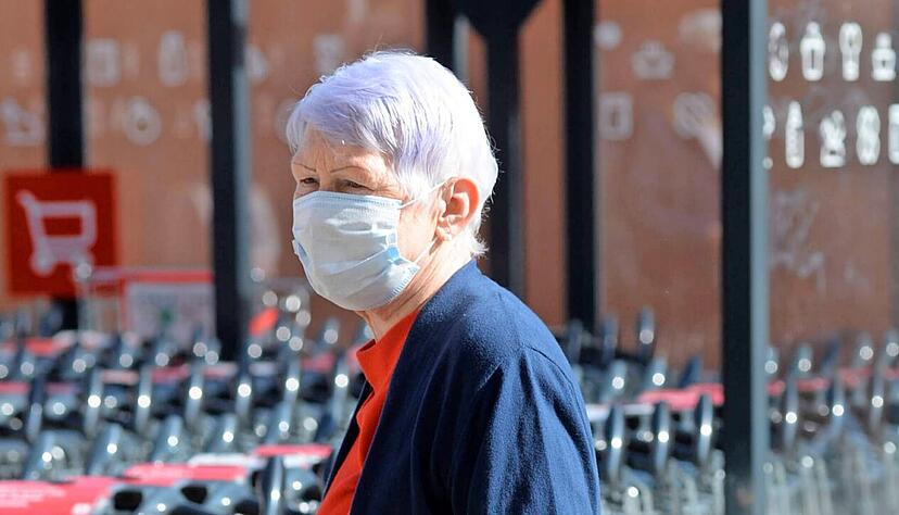 Nicht alle Kunden hatten zuletzt bei der Suche nach Klopapier oder Nudeln Glück. Mit wachsenden Infektionszahlen nehmen auch die Hamsterkäufe wieder zu.
Foto: imago images/Petra Schneider Nicht alle Kunden hatten zuletzt bei der Suche nach Klopapier oder Nudeln Glück. Mit wachsenden Infektionszahlen nehmen auch die Hamsterkäufe wieder zu.
Foto: imago images/Petra Schneider