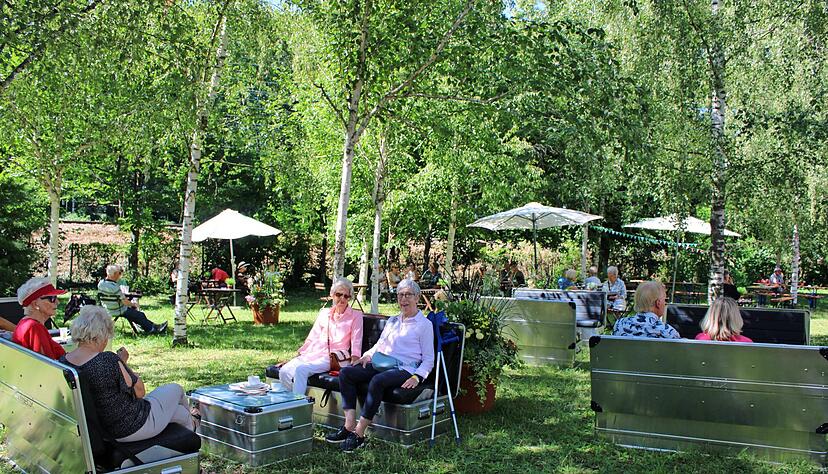 Der Birkenwald neben der Eishalle war bei den Besuchern der Gartenausstellung beliebt. In der Nacht von Samstag auf Sonntag entwendeten Unbekannte jedoch zwei der Boxensofas.