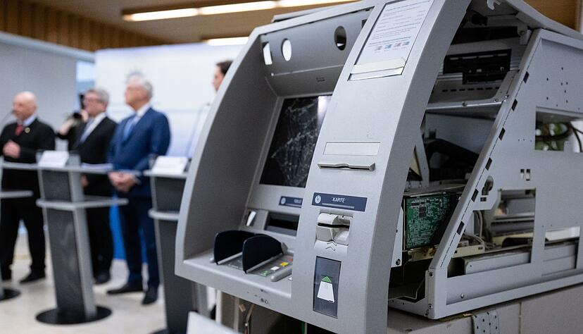 Ein gesprengter Geldautomat ist während einer Pressekonferenz beim Landeskriminalamt (LKA) zu sehen. Ein gesprengter Geldautomat ist während einer Pressekonferenz beim Landeskriminalamt (LKA) zu sehen.