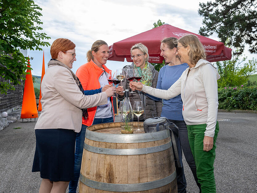 Besucher stoßen beim 44. Sommerfest der Genossenschaftskellerei Heilbronn an