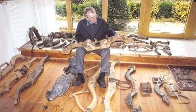 Herbert Schlegel mit Ochsen-Doppeljoch: Rundum Exemplare, die zum Teil auch aus der Zeit vor dem Ersten Weltkrieg stammen.Foto: Hartmut M&uuml;ller