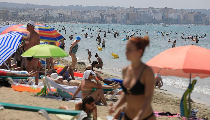 Noch sind Spaniens Strände voll. Die Branche sorgt sich aber langfristig über die möglichen Folgen von häufigeren Hitzewellen durch den Klimawandel. Noch sind Spaniens Strände voll. Die Branche sorgt sich aber langfristig über die möglichen Folgen von häufigeren Hitzewellen durch den Klimawandel.