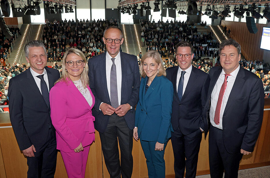 Gut gelaunt in Künzelsau: Thorsten Frei (von links), Christina Stumpp, Kanzlerkandidat Friedrich Merz, Nina Warken, Manuel Hagel und Christian von Stetten. Gut gelaunt in Künzelsau: Thorsten Frei (von links), Christina Stumpp, Kanzlerkandidat Friedrich Merz, Nina Warken, Manuel Hagel und Christian von Stetten.