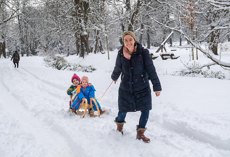Andernorts freuten sich Heilbronner &uuml;ber die seltene Gelegenheit zum Schlittenfahren.