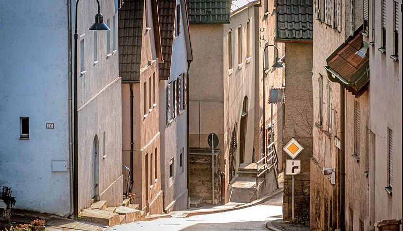 Eng geht es in der Talheimer Bergstraße zu. Der vom Heimatreporter gewählte Blickwinkel vermittelt den Eindruck einer Häuserschlucht.
Foto: Stephan Rückert Eng geht es in der Talheimer Bergstraße zu. Der vom Heimatreporter gewählte Blickwinkel vermittelt den Eindruck einer Häuserschlucht.
Foto: Stephan Rückert