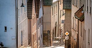 Eng geht es in der Talheimer Bergstraße zu. Der vom Heimatreporter gewählte Blickwinkel vermittelt den Eindruck einer Häuserschlucht.
Foto: Stephan Rückert