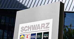 Die Schwarz-Gruppe mit Sitz in Neckarsulm präsentiert vielfältige Ansätze für mehr Nachhaltigkeit – von Recyclinglösungen über neue Verpackungskonzepte bis zur Zucht der Schwarzen Soldatenfliege zur Resteverwertung.