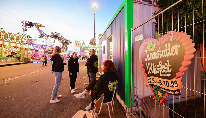 Die "Wasenboje" auf dem Cannstatter Volksfest weitet aufgrund der hohen Nachfrage die Öffnungszeiten aus. Die Anlaufstelle soll ein sicherer Ort für Frauen und Mädchen sein. Die "Wasenboje" auf dem Cannstatter Volksfest weitet aufgrund der hohen Nachfrage die Öffnungszeiten aus. Die Anlaufstelle soll ein sicherer Ort für Frauen und Mädchen sein.