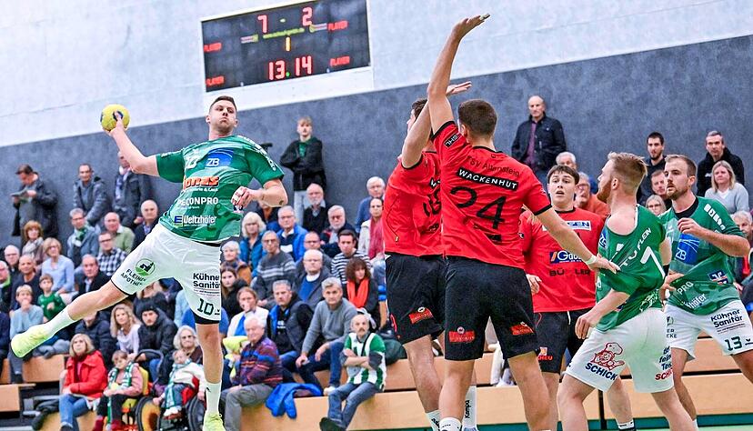 Ist gleich wieder im "Inselfieber": Fleins Rückraum-Hünen Cedric Ziegler (links) bekam der TSV Altensteig überhaupt nicht in den Griff. Acht von 34 Treffern steuerte der 25-Jährige zum Sieg der Gastgeber im Top-Spiel bei. Ist gleich wieder im "Inselfieber": Fleins Rückraum-Hünen Cedric Ziegler (links) bekam der TSV Altensteig überhaupt nicht in den Griff. Acht von 34 Treffern steuerte der 25-Jährige zum Sieg der Gastgeber im Top-Spiel bei.