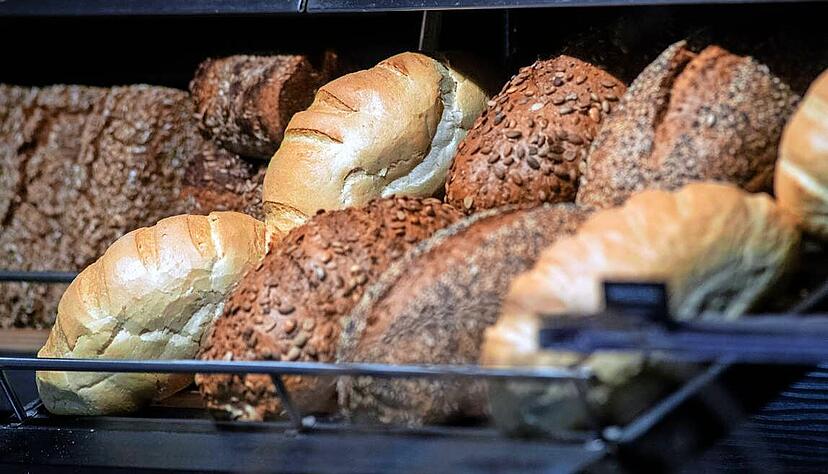 Backwaren liegen in den Auslagen einer Bäckerei. Backwaren liegen in den Auslagen einer Bäckerei.