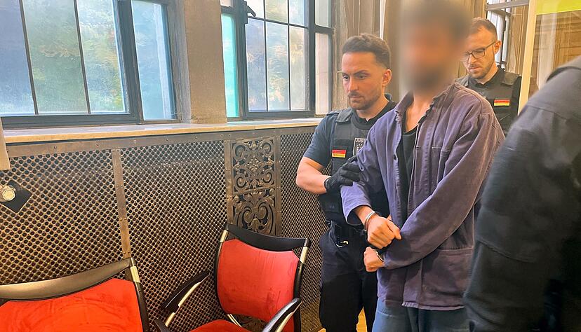 Der Angeklagte in einen Verhandlungssaal des Landgerichts Tübingen. (Archivbild) Der Angeklagte in einen Verhandlungssaal des Landgerichts Tübingen. (Archivbild)