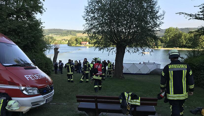 Durch ein Großaufgebot an Rettungskräften konnte der 17-Jährige gefunden und reanimiert werden. Foto: Alexander Klug