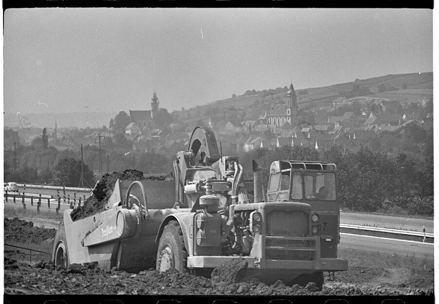 Juli 1967: Bauarbeiten am Autobahnabschnitt Heilbronn-Nürnberg bei Erlenbach.