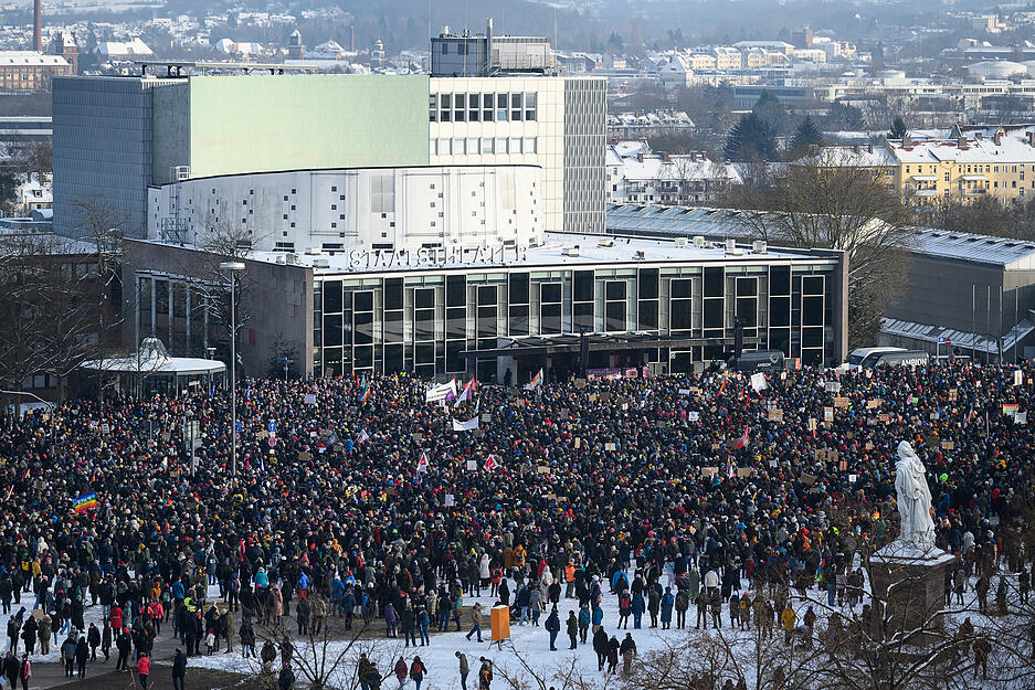 Teilnehmer bei einer Demonstrationen gegen die AfD und gegen Rechtextremismus in Kassel.