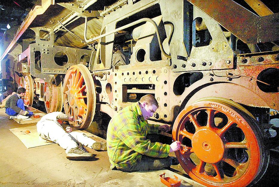 2002: Werkunterricht anders. Sch&uuml;ler der Pestalozzi-Schule richten im Rahmen eines Projekts eine Lok f&uuml;r das B&ouml;ckinger Eisenbahnmuseum her.