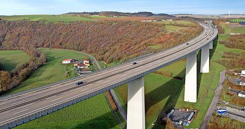 Die A81-Jagsttalbr&uuml;cke soll teilweise gesperrt werden. (Symbolbild)