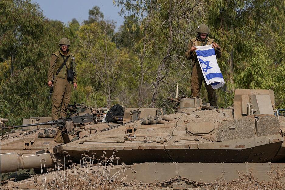 Israelische Soldaten auf ihrer Stellung in Aschkelon, nahe der Grenze zum Gazastreifen.