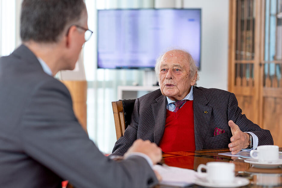 Stimme-Redakteur Christian Gleichauf (links) im Gespräch mit Reinhold Würth.