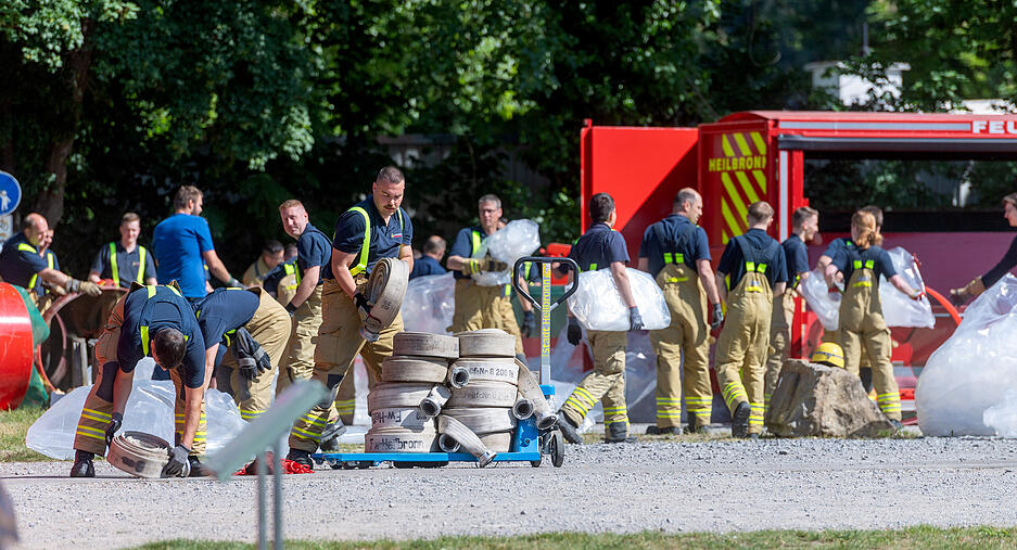 Rund 400 Einsatzkräfte üben am Samstag in Heilbronn für den Ernstfall. Ein "extremes" Hochwasser wird simuliert. Rund 400 Einsatzkräfte üben am Samstag in Heilbronn für den Ernstfall. Ein "extremes" Hochwasser wird simuliert.