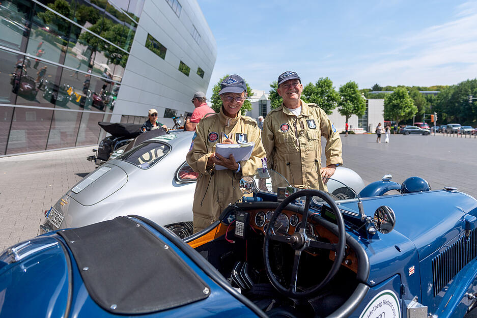 Die Fahrer bereiten sich auf die Oldtimerrallye am Audi Forum in Neckarsulm vor.
