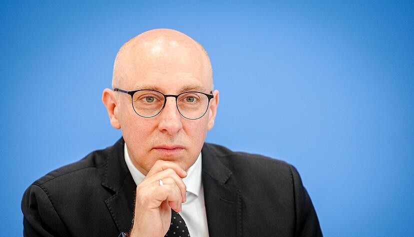 Im Juni stellte Sinan Selen - damals noch Vizepr&auml;sident des Bundesamtes f&uuml;r Verfassungsschutz - gemeinsam mit Bundesinnenminister Alexander Dobrindt (CSU) den Jahresbericht seiner Beh&ouml;rde f&uuml;r 2024 vor. (Archivbild)