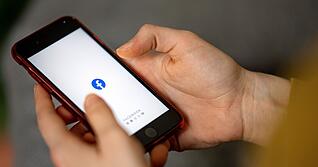 Auf der Facebook-Seite einer Selbsthilfegruppe f&uuml;r transidente Menschen ist eine Flagge mit rechtsextremer Symbolik gepostet worden. (Symbolbild)