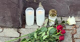 Am Tatort wurden Kerzen und Blumen abgelegt.