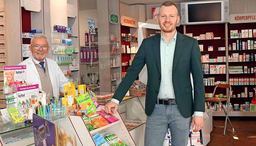Apotheker Dieter Braun (links) ist auf der Suche nach einer Nachfolgerin oder einem Nachfolger. Die Kommune mit B&uuml;rgermeister Steffen Braun unterst&uuml;tzt das Vorhaben aktiv.
Foto: Gabi Muth