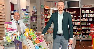 Apotheker Dieter Braun (links) ist auf der Suche nach einer Nachfolgerin oder einem Nachfolger. Die Kommune mit B&uuml;rgermeister Steffen Braun unterst&uuml;tzt das Vorhaben aktiv.
Foto: Gabi Muth