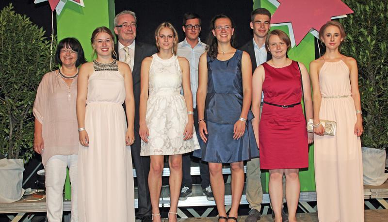 B&uuml;rgermeisterin Sabine Rotermund (links) und Schulleiter Manfred Litz (Dritter von links) mit Preistr&auml;gern: (von links) Valerie Neumann, Sina Schlund, Benedikt Haarscheidt, Anna Haas, Mauritz Wipfler, Helen Hackbeil und Kristina Albrecht.
Foto: Gabi Muth