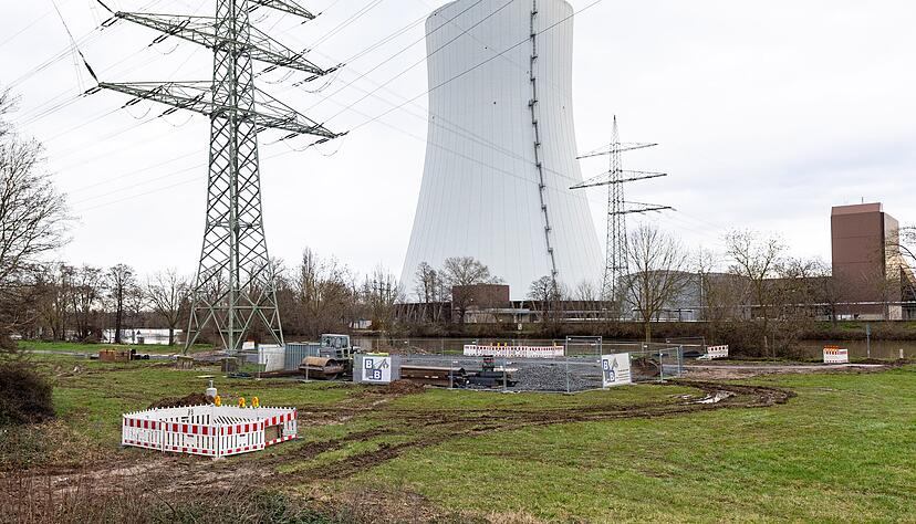 Die Vorbereitungen f&uuml;r den Bau einer gro&szlig;en Grube laufen. Dahinter soll das Abwasser &uuml;ber ein Ausleitungsbauwerk in den Neckar geleitet werden.
Foto: Mario Berger
