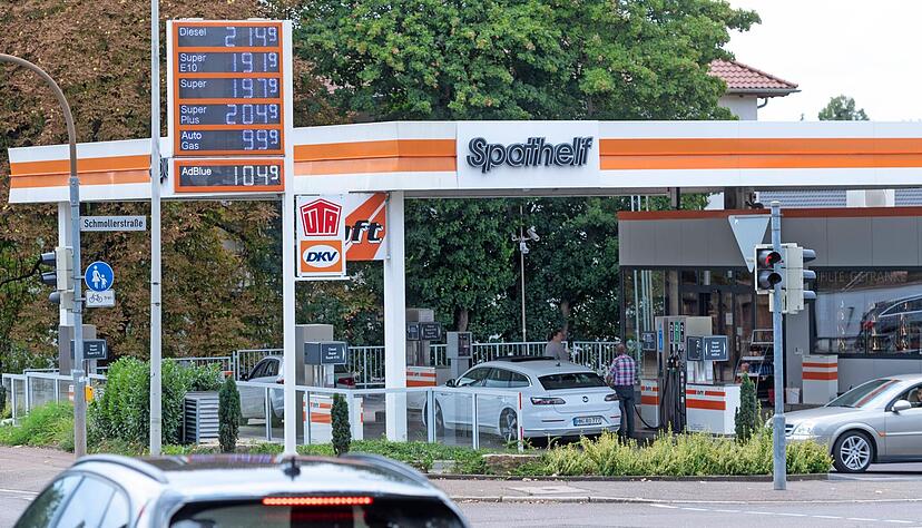 So sahen die Preise bei einer Heilbronner Tankstelle am Donnerstag um 13:15 Uhr aus. Der drastische Preisanstieg binnen eines Tages wird deutlich.
Foto: Mario Berger So sahen die Preise bei einer Heilbronner Tankstelle am Donnerstag um 13:15 Uhr aus. Der drastische Preisanstieg binnen eines Tages wird deutlich.
Foto: Mario Berger