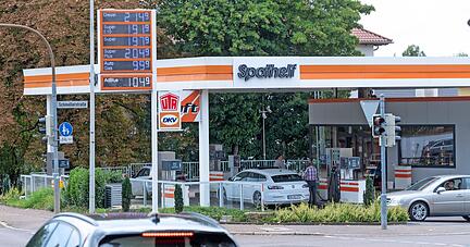 So sahen die Preise bei einer Heilbronner Tankstelle am Donnerstag um 13:15 Uhr aus. Der drastische Preisanstieg binnen eines Tages wird deutlich.
Foto: Mario Berger So sahen die Preise bei einer Heilbronner Tankstelle am Donnerstag um 13:15 Uhr aus. Der drastische Preisanstieg binnen eines Tages wird deutlich.
Foto: Mario Berger