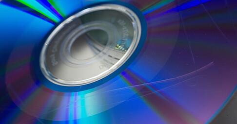 Kratzer auf der Oberfläche können die Disc unlesbar machen. Kratzer auf der Oberfläche können die Disc unlesbar machen.