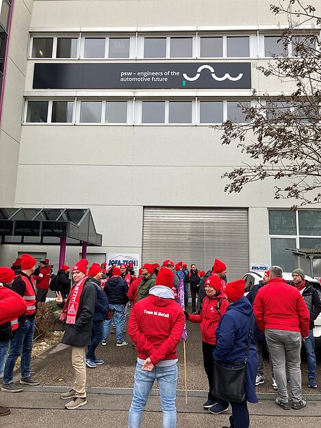 Die Kundgebung vor dem PSW-Gebäude macht den Unmut über die Pläne deutlich. Die Kundgebung vor dem PSW-Gebäude macht den Unmut über die Pläne deutlich.