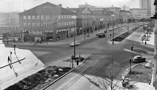 Februar 1960 - Die neue Signalanlage an der Kreuzung Allee, Kaiser- und Moltkestraße  kurz vor ihrer Inbetriebnahme. Fahrbahnbelag und Markierungen fehlen noch.