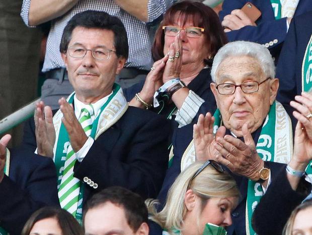 Der ehemalige US-Außenminister Henry Kissinger (r) feuerte seine Fürther gegen den FC Schalke 04 an. Foto: Bastian Ott